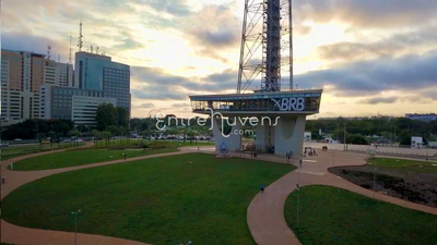 Torre de TV e Mirante BRB ao entardecer