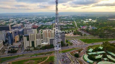Torre de TV domina o centro de Brasília