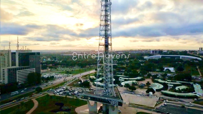 Torre de Rádio/TV de Brasília ao pôr do sol