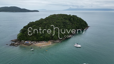 Ilha paradisíaca com pequena praia e barcos