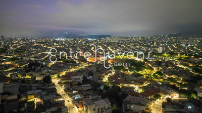Cidade iluminada à noite vista por drone