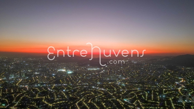 Anoitecer Urbano com Luzes da Cidade