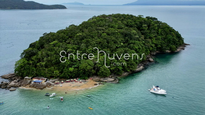 Ilha com Praia e Barcos Ancorados