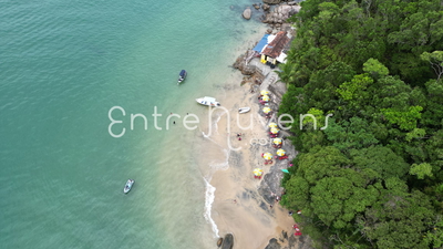 Pequena Praia com Bar e Mata Atlântica