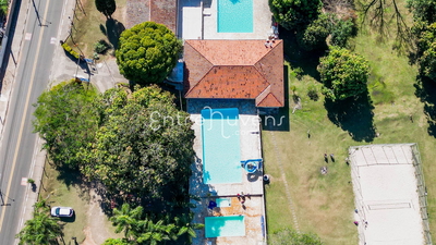 Casa de campo com piscinas e quadra de areia