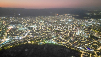 Cidade iluminada ao entardecer vista do alto