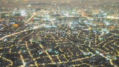 Cidade iluminada ao anoitecer