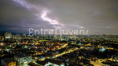 Noite iluminada na cidade sob nuvens densas