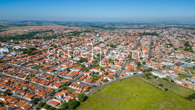 Vista aérea de bairro com telhados vermelhos