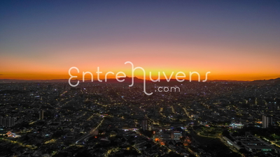 Pôr do sol urbano iluminando a cidade