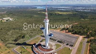 Torre de TV Digital sob vista panorâmica