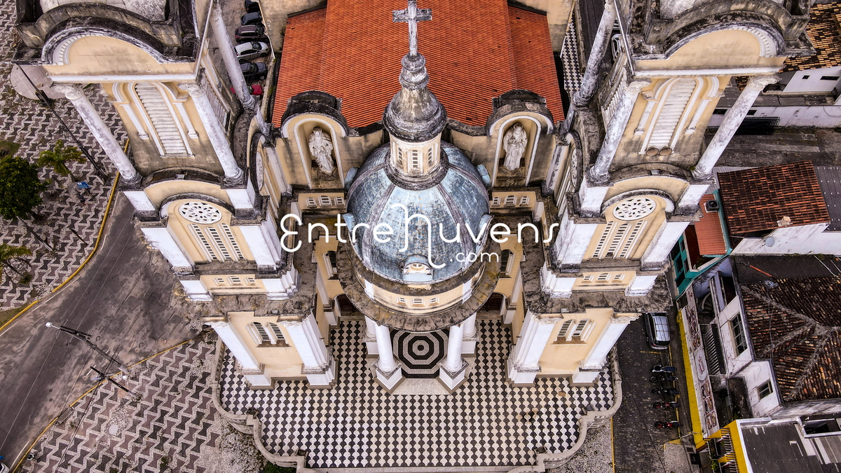 Catedral de São Sebastião, no centro de Ilhéus, vista sob um ângulo inusitado