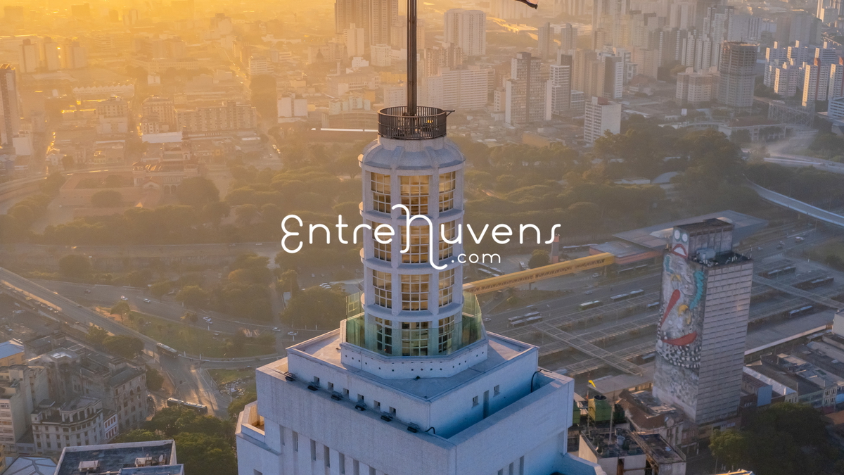 Bandeira da Cidade de São Paulo no topo do Prédio Santander