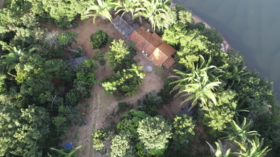 Rancho na margem do rio garças