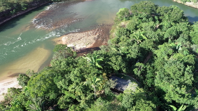 Rio Garças com morro ao fundo