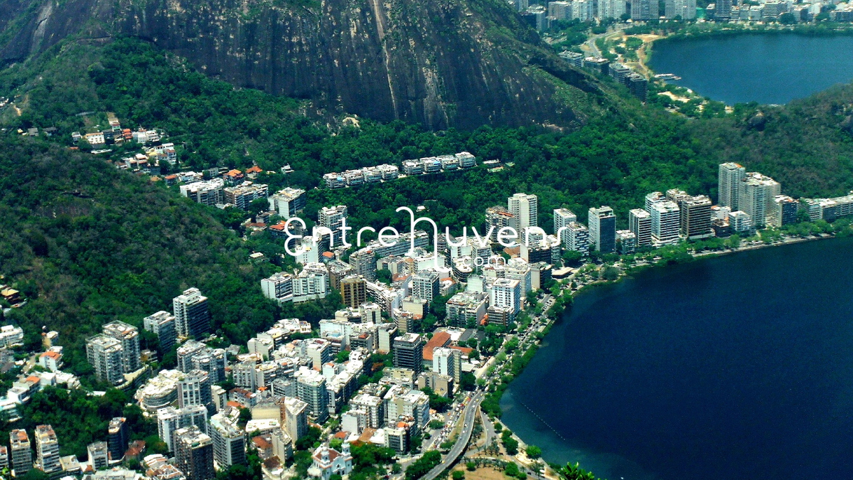 Predios, lagoa e muito verde