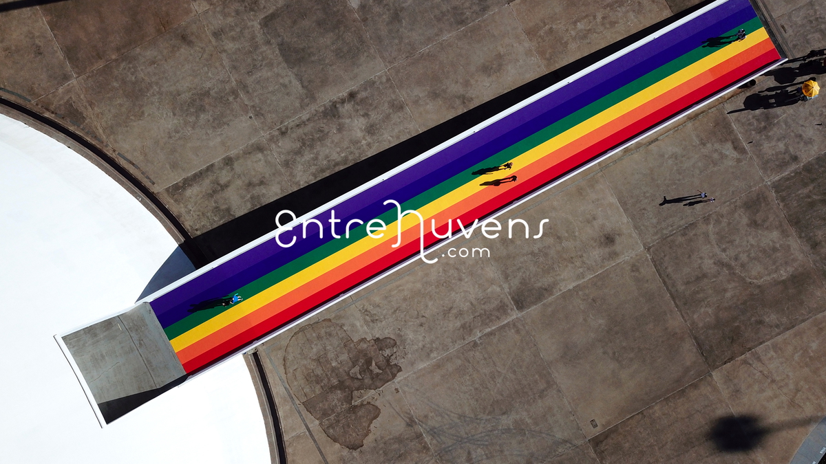 Rampa no Museu da República em Brasília, com cores em alusão ao movimento lgbtquia+