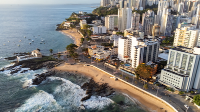 Linda imagem da ponta de Salvador com sol poente iluminando o cenário