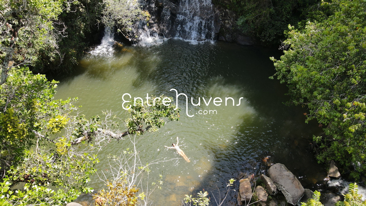 Mulher nadando em cachoeira