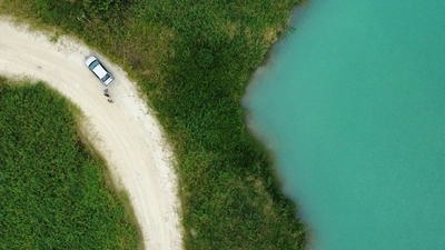 Margem de lago azul