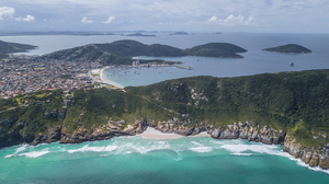 Praia brava em arraial do cabo