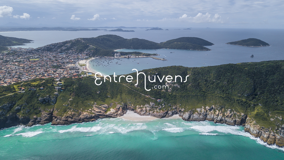 Praia brava em arraial do cabo