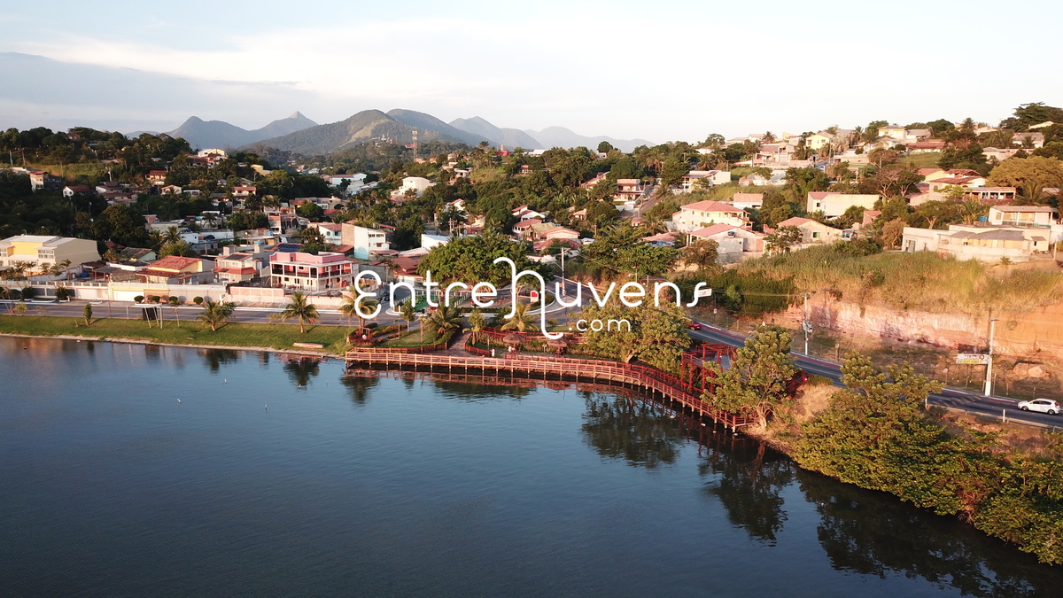 Deck de Araçatiba na Lagoa de Maricá com montanhas ao fundo