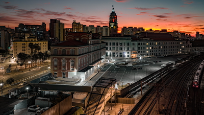 Uma bela visão do entardecer na região da Luz, com a Sala São Paulo em destaque, e sua região complementando a foto.