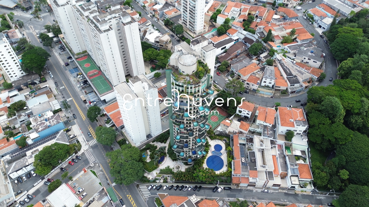 Prédio com piscina na sacada