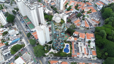 Prédio com piscina na sacada